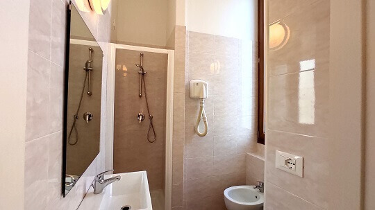 immagine bagno camera tripla confort hotel rita major firenze