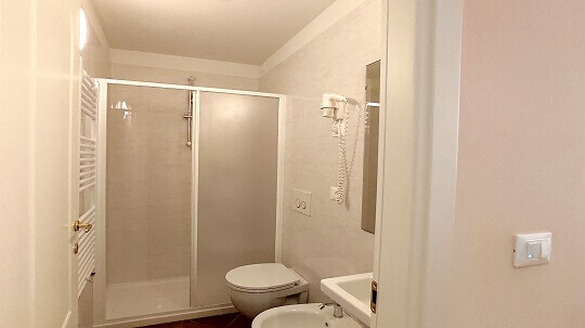 image bathroom triple room confort hotel rita major florence