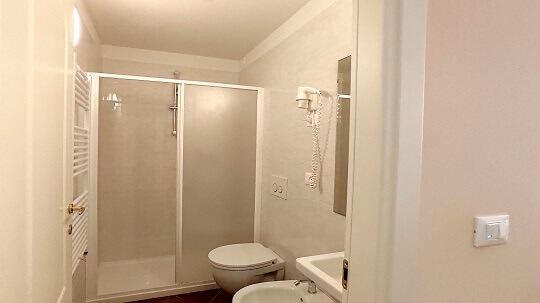 image bathroom triple room confort hotel rita major florence