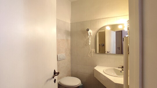 immagine bagno camera tripla economy hotel rita major firenze