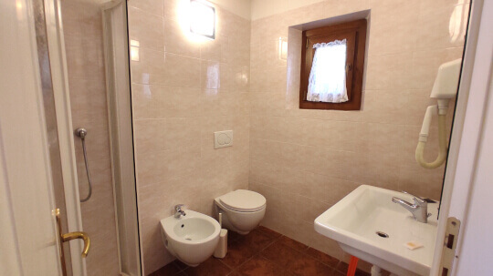 immagini bagno camera singola confort hotel rita major firenze