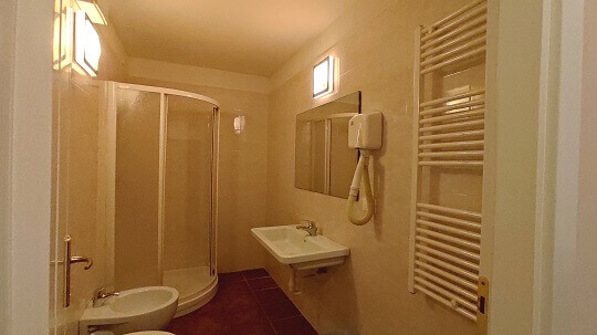 immagini bagno camera tripla standard hotel rita major firenze